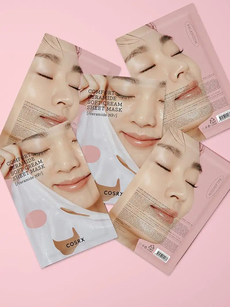 Set gezichtsmaskers sheetmaskers van CORSX op roze achtergrond, met meerdere verpakkingen