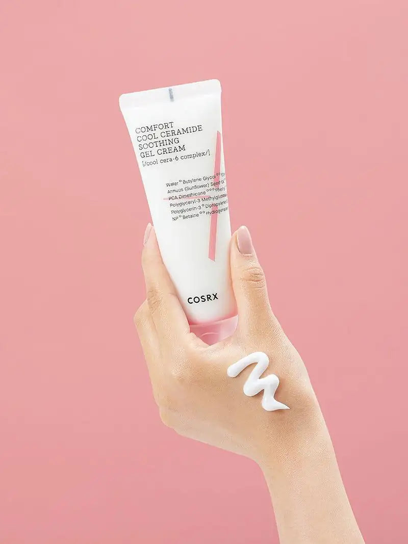 COSRX gel-crème tube in hand, wit met roze accent