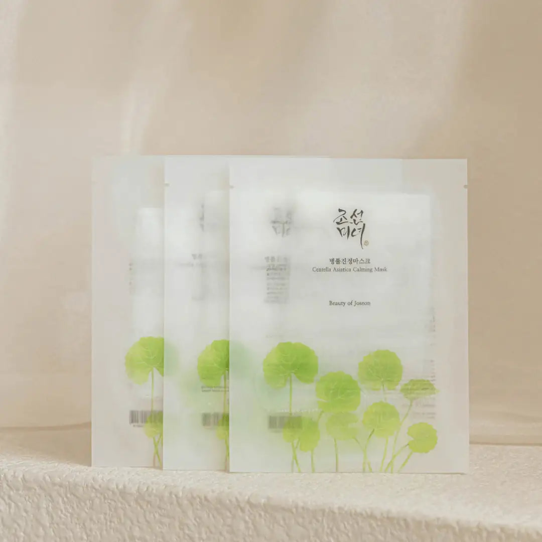 Beauty of Joseon Centella Asiatica Calming Mask Kalmerend gezichtsmasker sachet op tafel met groen bladmotiv