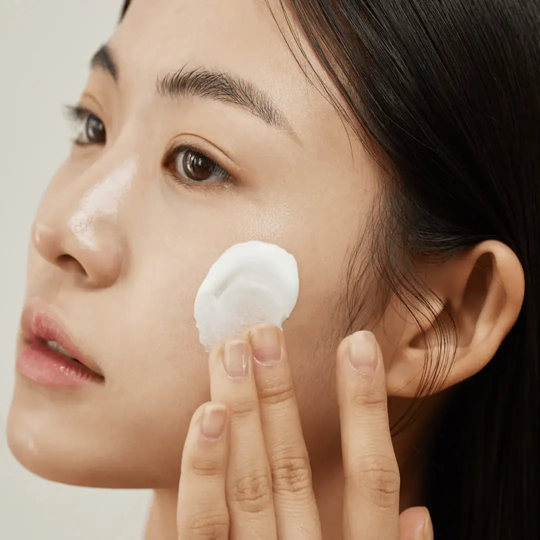 Beauty of Joseon Relief Sun Rice Probiotics - SPF50+/PA++++ Zonnebrandcrème op wang met witte crème aangebracht