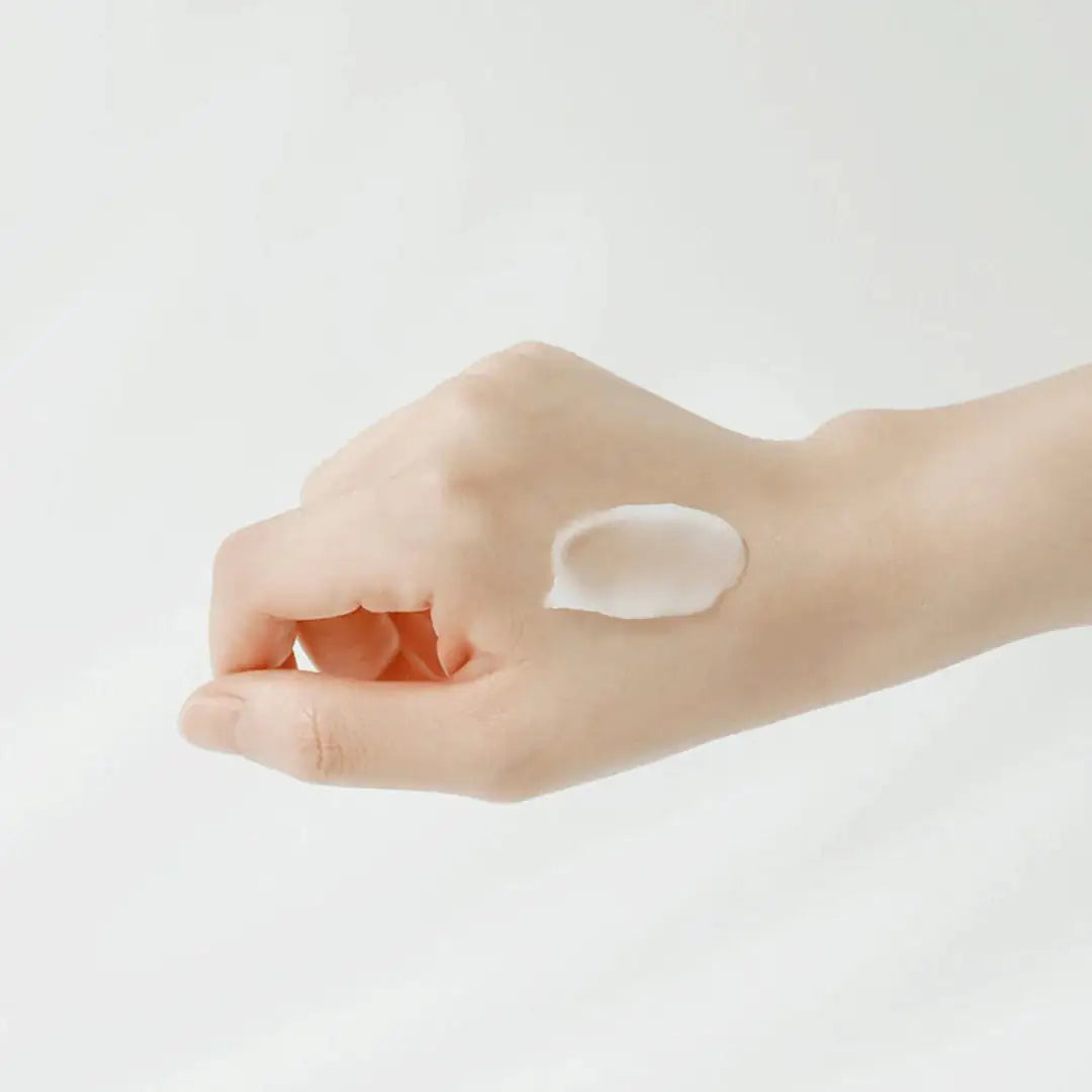 Abrikozenbloesempeelinggel gel op de hand, witte substantie