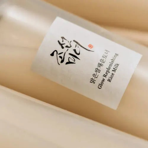 Etiket op fles met rijstmelk, productnaam en inhoud zichtbaar