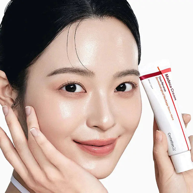 Model met stralende, gladde huid houdt Centellian24 Madeca Cream Time Reverse 50ml vast – zichtbaar stevigere en vochtrijke huid dankzij Active-TECA formule