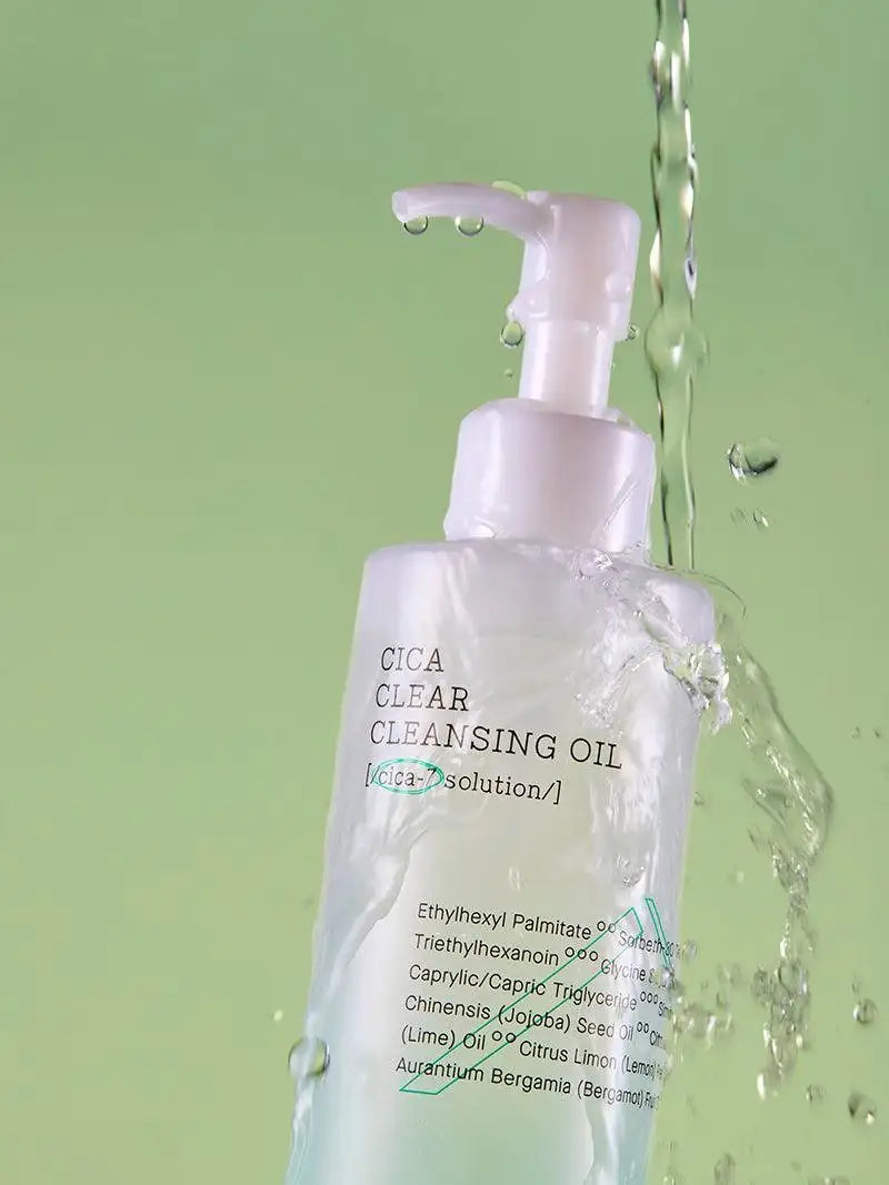 COSRX Cica Clear reinigingsolie flacon met doseerpomp en waterspatten
