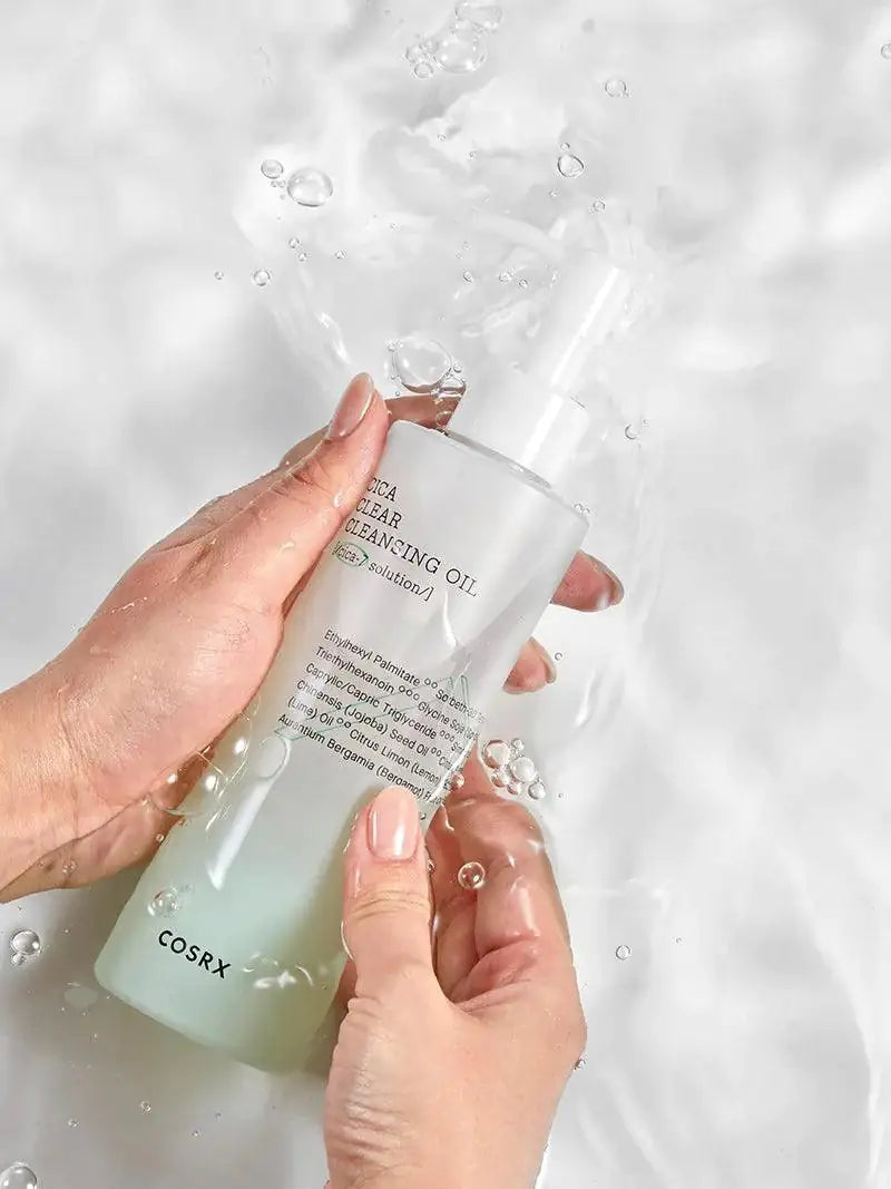 COSRX Cica Clear reinigingsolie flacon vastgehouden in handen