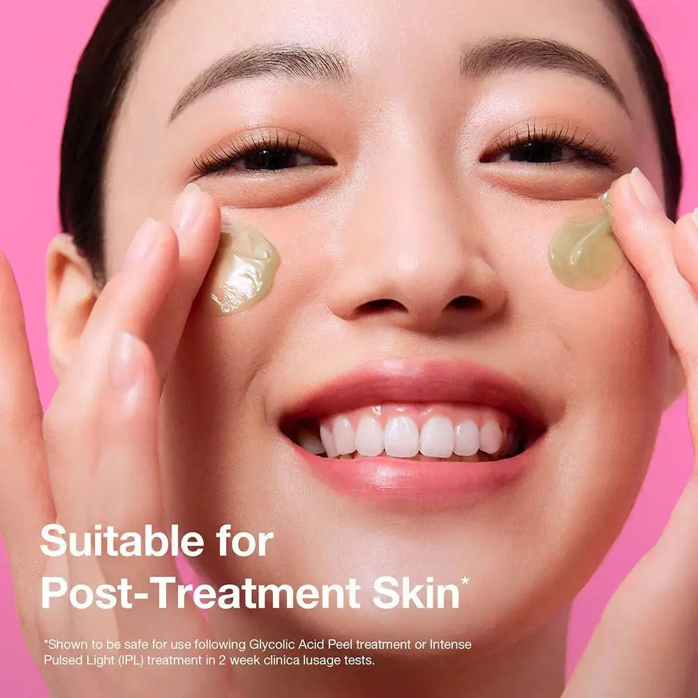 Dr. Jart+ Cicapair So Soothing Treatment Gezichtsgel in groene dotjes op wangen en rond mond