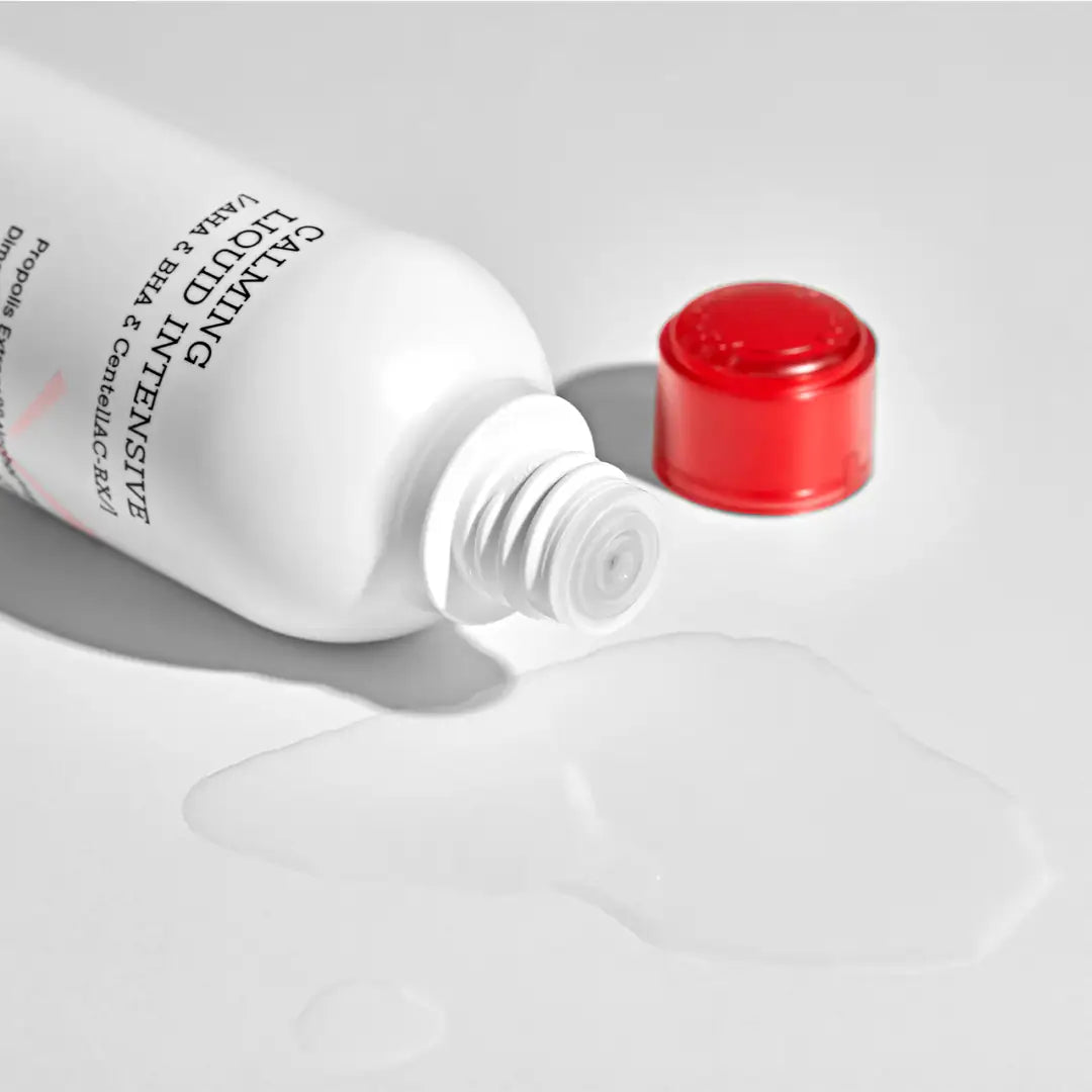 Cosrx kalmerende vloeistof, rode dop en uitstromende gel op huid