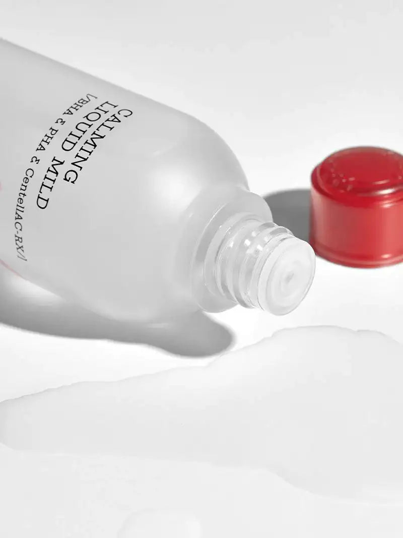 COSRX kalmerende vloeistof die uit fles wordt gegoten