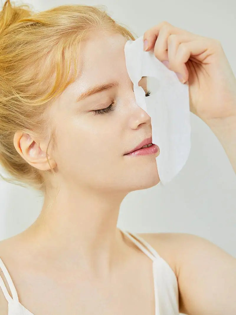 Slakkenmucine sheetmasker op gezicht van vrouw, COSRX verzorging