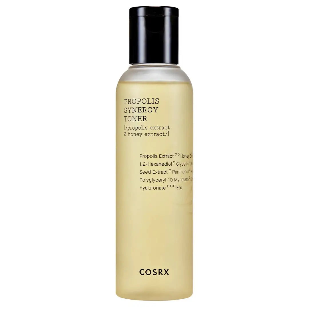 COSRX propolis-synergy tonerfles met zwarte dop, lichtgele vloeistof, kunststof verpakking.