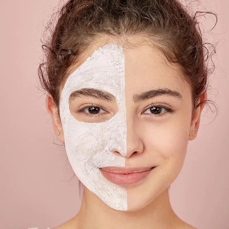 Gezichtsmasker op gezicht van vrouw: gladde witte laag op huid