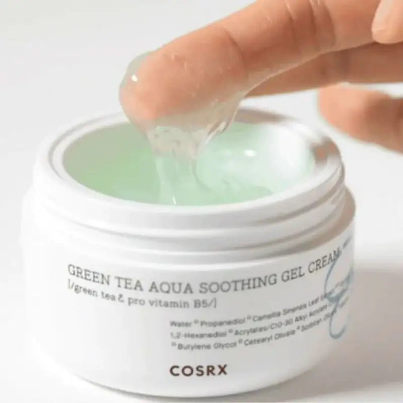 COSRX gelcrème schep op vinger boven wit potje