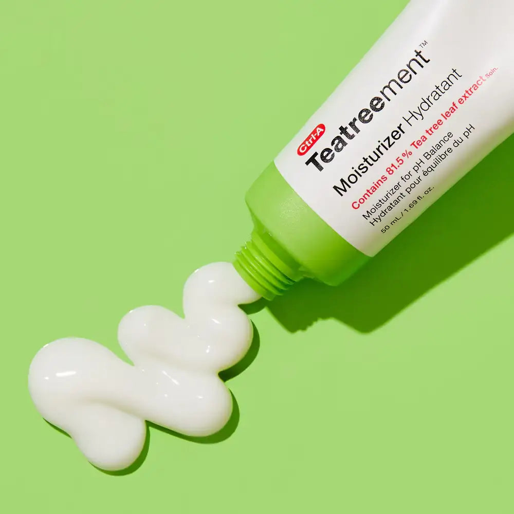 Dr. Jart+ Ctrl-A Teatreement Moisturizer Soepele witte crèmeklodders die uit een groene en witte tube komen