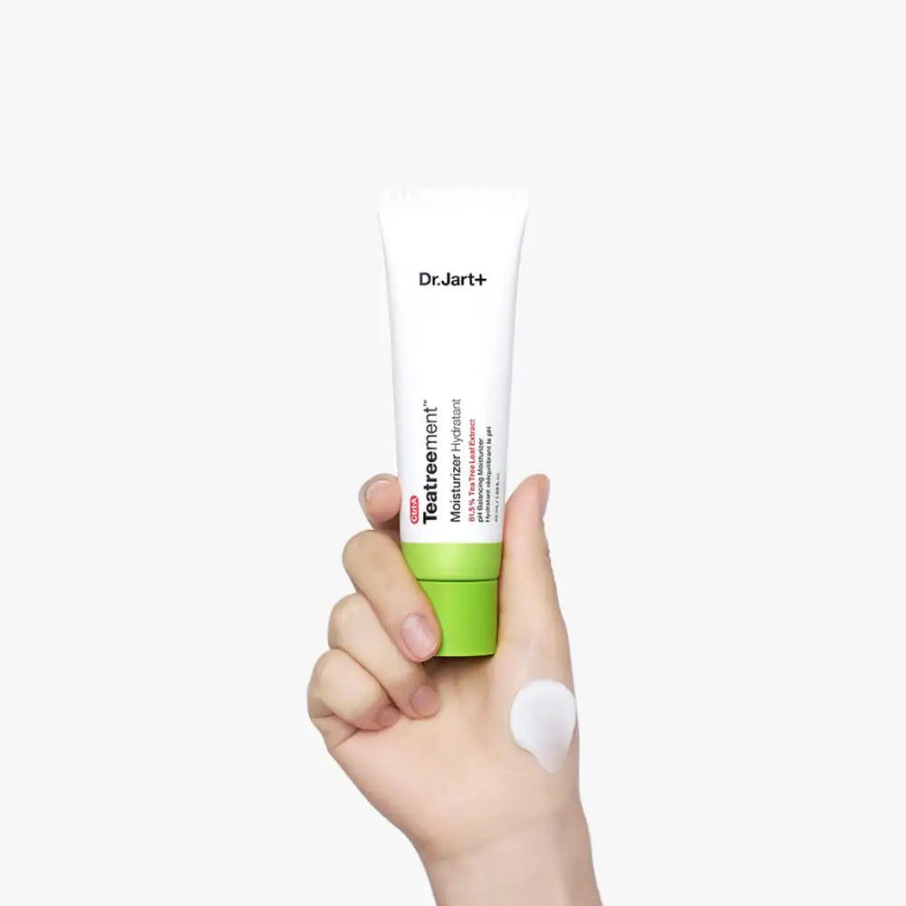 Dr. Jart+ Ctrl-A Teatreement Moisturizer Hand met Dr.Jart+ Teatreement moisturizer tube en een witte crèmesmeer