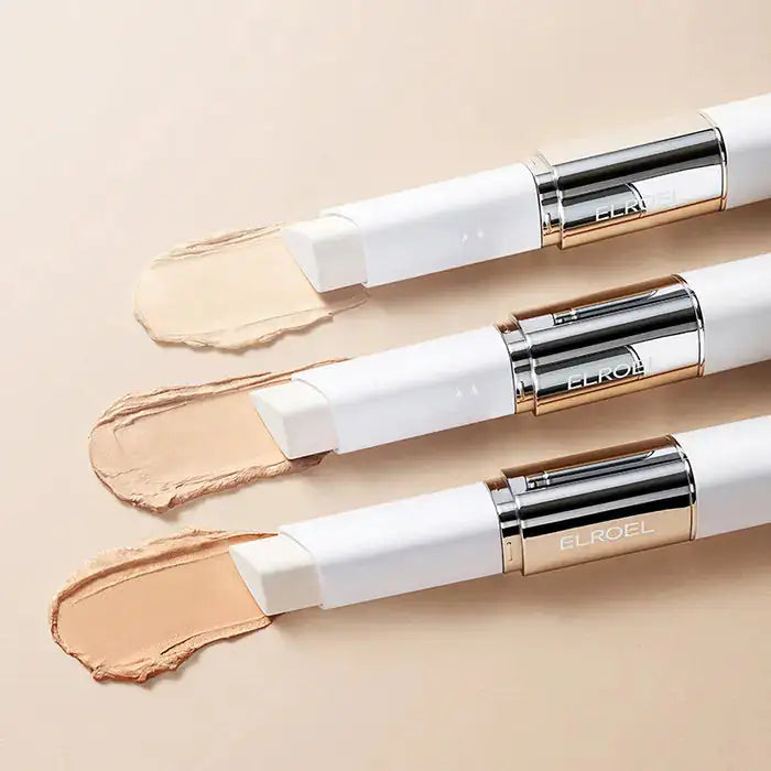 Crème coversticks met beige swatches op de dop, witte hulzen met zilveren rand