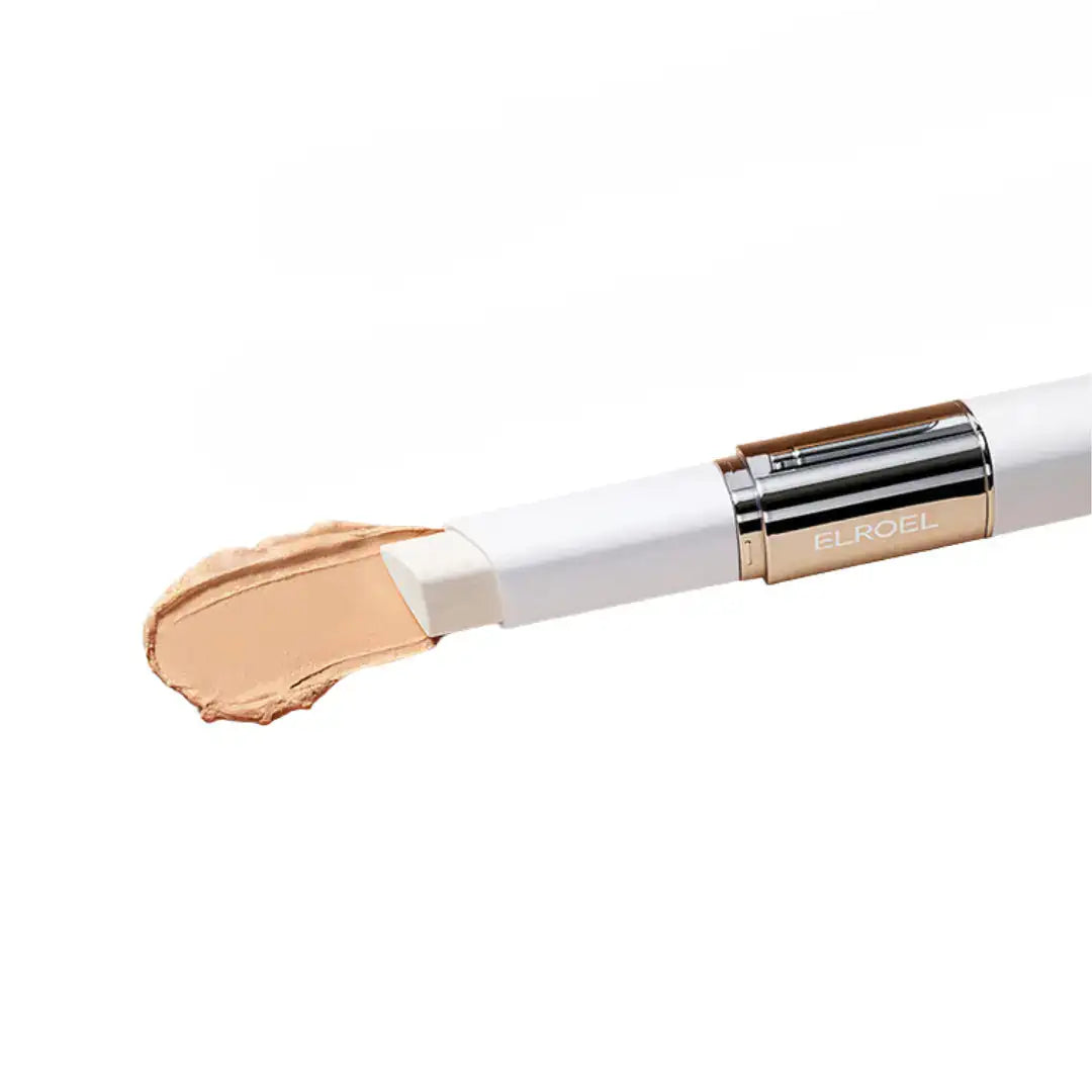 Crème coverstick met lichtbruine swatch op witte dop en zilveren ring
