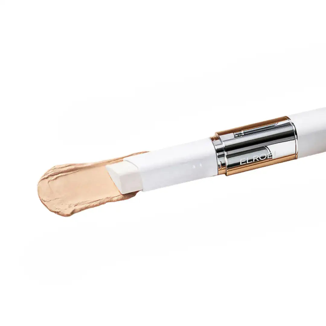 Crème coverstick met beige crème veeg op witte huls, zilveren ring