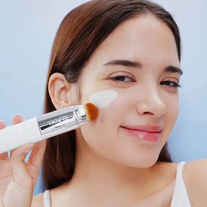 Crème coverstick met kwastkop, crème aangebracht op gezichtshuid