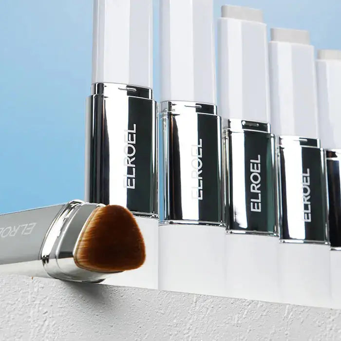 Rij crème coversticks in witte hulzen met zilveren dop en bruine kwastkop