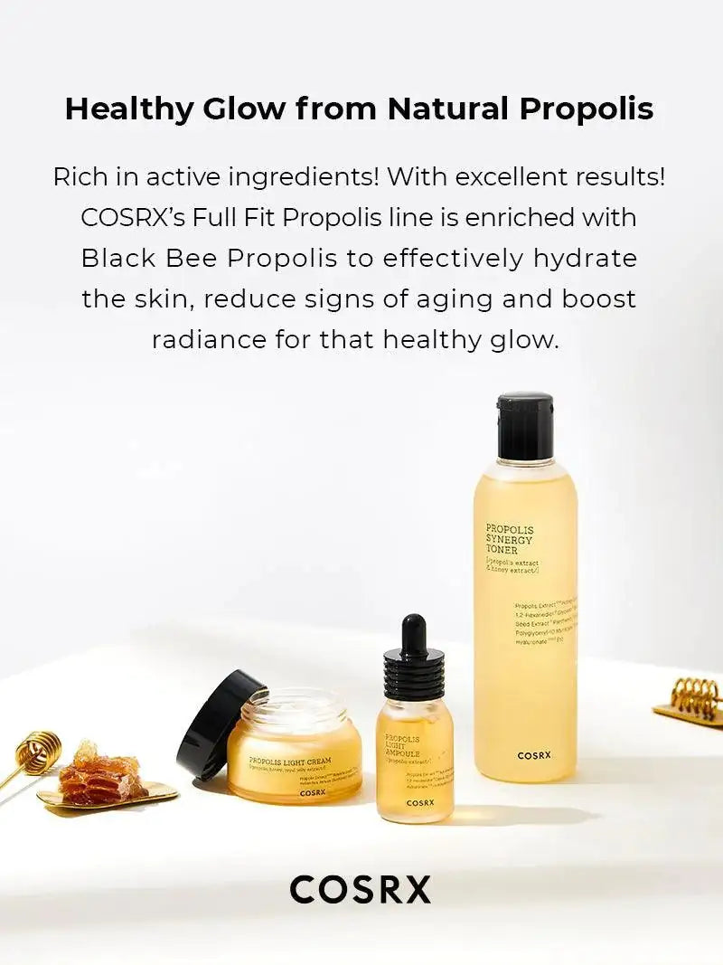 COSRX propolis-synergy tonerfles en kleine flacons met zwarte doppen, lichtgeel.