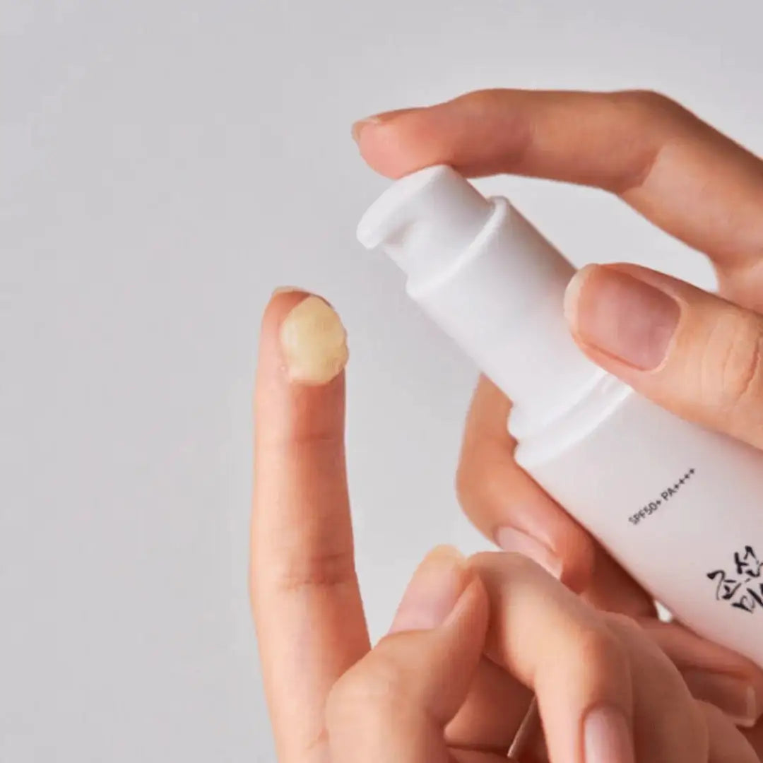 Serum uit dispenser op twee vingers
