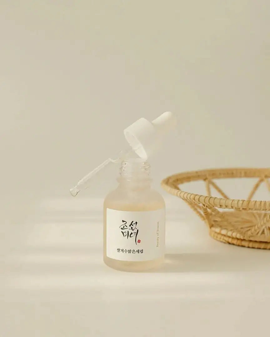 Serumflesje met pipet, druppelende licht amberkleurige vloeistof uit de opening