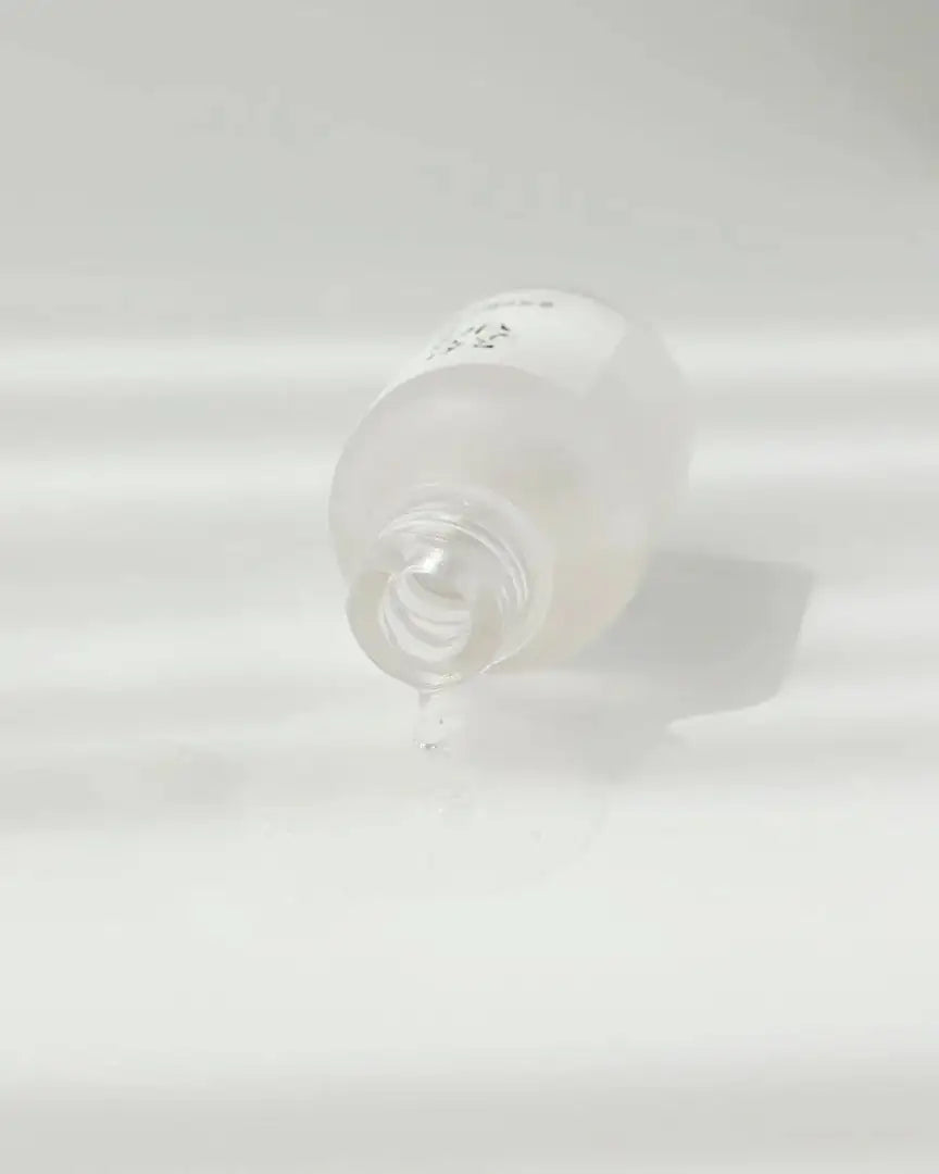 Serumflesje met transparante pipet, licht amberkleurige vloeistof bij de opening