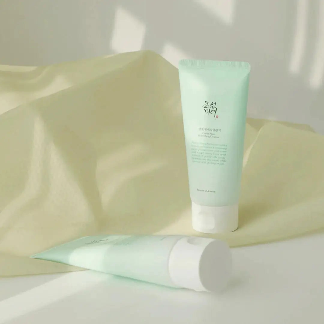 Groene pruim verfrissende reiniger, mintgroene tube met open dop en uitstrijkje