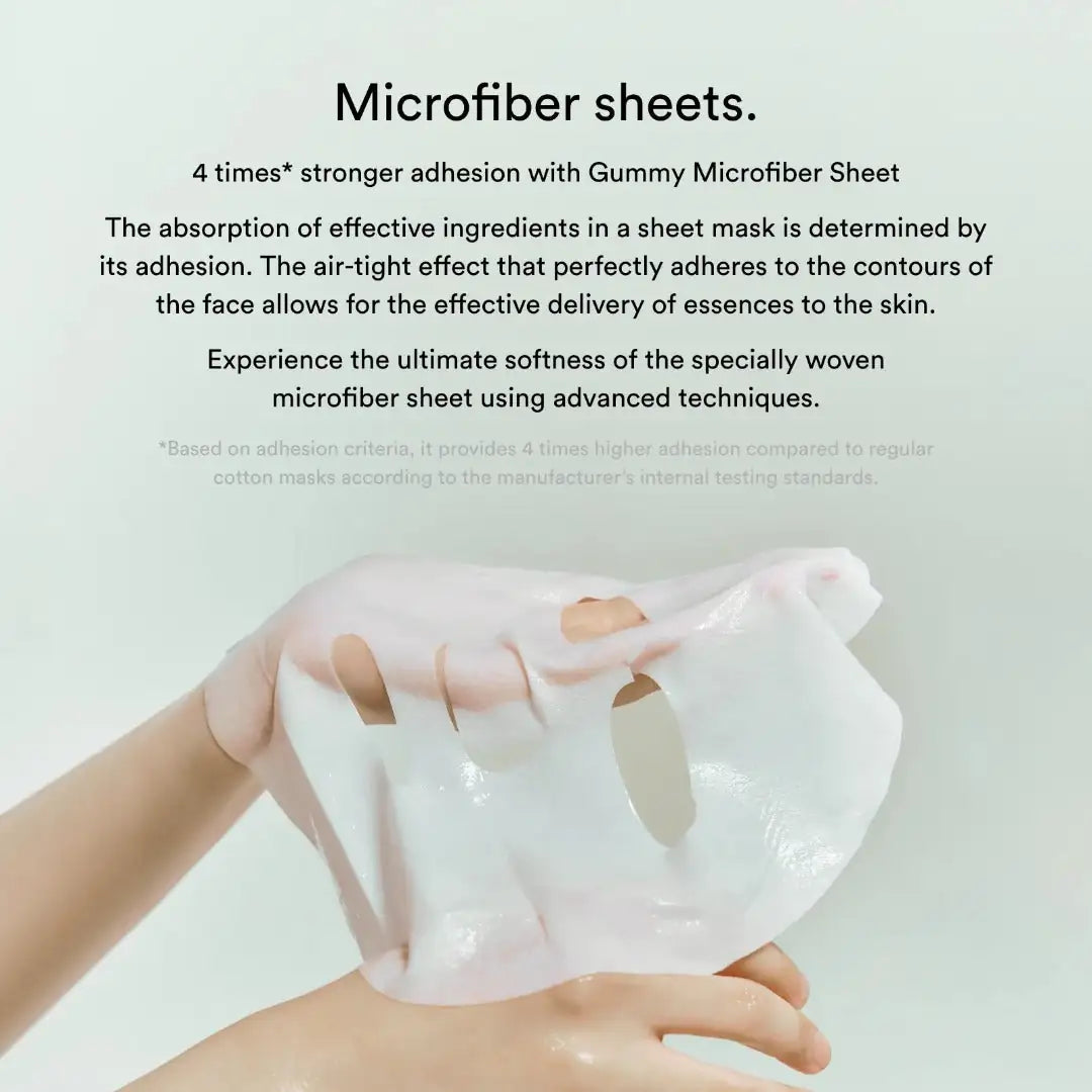 Abib Gummy Sheet Mask Heartleaf Sticker Witte gummy sheetmasker in handen, opgevouwen lappensheet