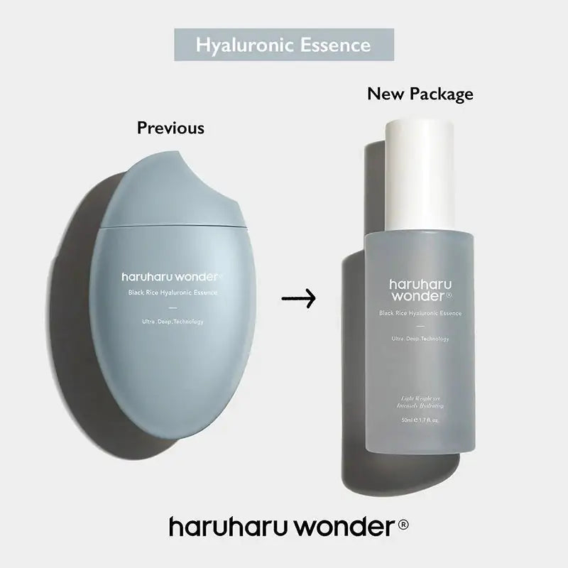 Haruharu WONDER Black Rice Hyaluronic Essence Gezichtsessencefles met witte dop, haruharu wonder®-logo op grijsblauwe fles