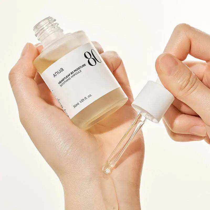 Anua Heartleaf 80% Moisture Soothing Ampoule Anua hartleaf-ampul 80%, bruin flesje in hand met druppeltip