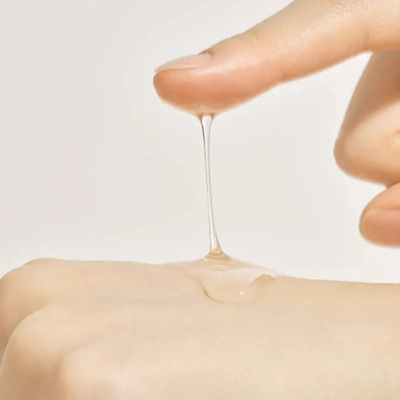 Anua Heartleaf 80% Moisture Soothing Ampoule Druppel serum van Anua hartleaf-ampul op huid, heldere gel