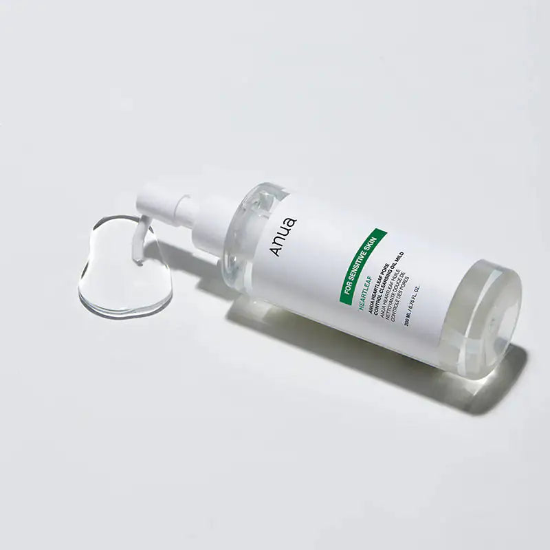 Anua Heartleaf Pore Control Cleansing Oil Mild Reinigingsolie fles Anua met pomp en groene label, heldere inhoud