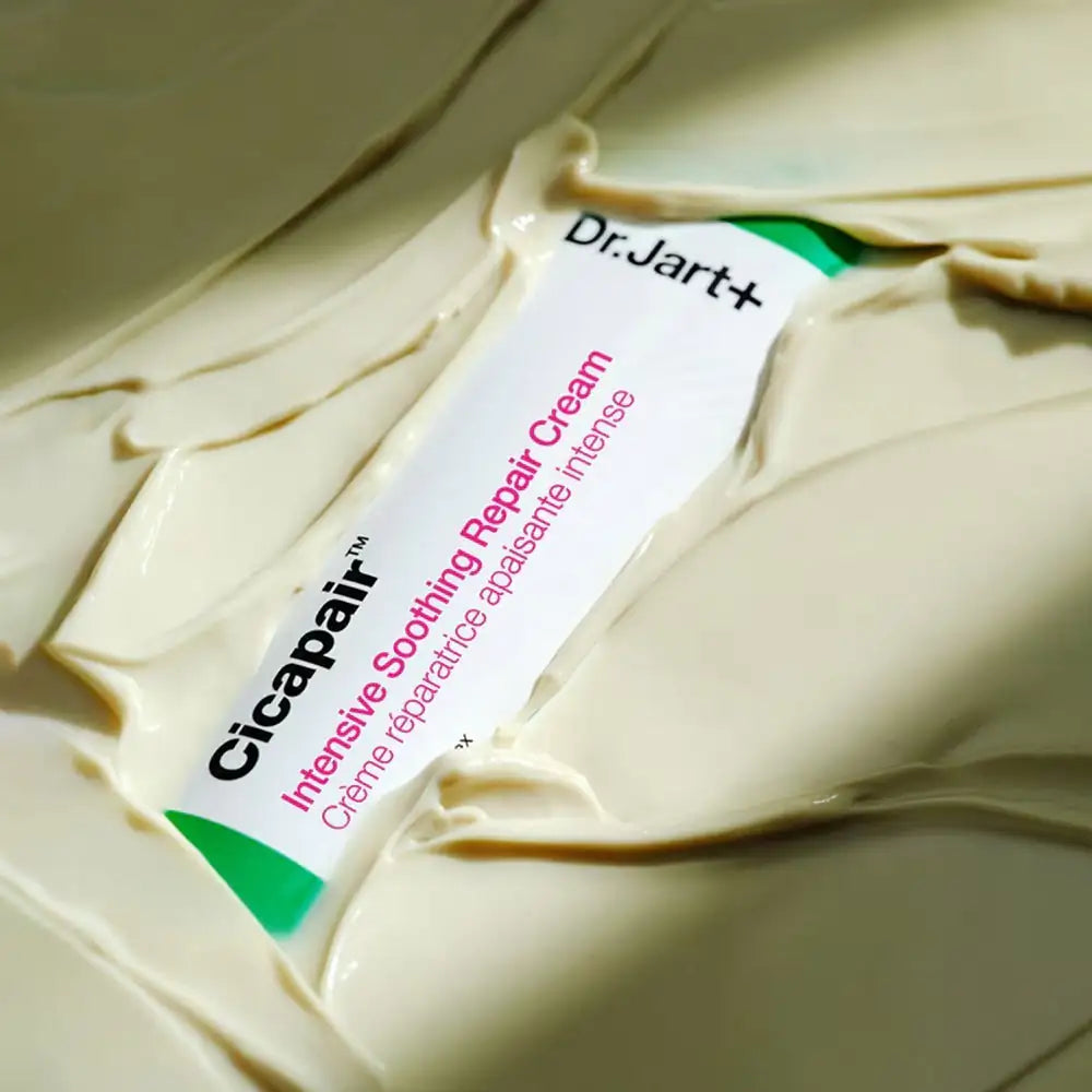 Dr. Jart+ Cicapair Intensive Soothing Repair Cream Gezichtscrème-uitstrijking op huid met Dr.Jart+ Cicapair tube er deels op