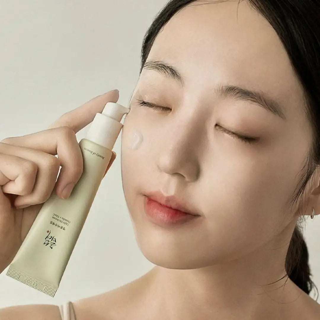 Serumtube Light On met vrouw die serum aanbrengt op gezicht