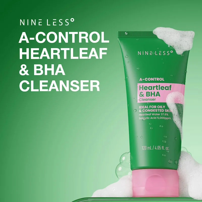 Groene tube Nineless A-CONTROL Heartleaf & BHA Cleanser met waterdruppels en reinigingsschuim op een groene achtergrond.