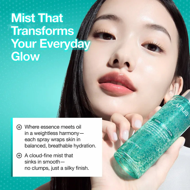 Vrouw met stralende huid houdt Anua PDRN Hyaluronic Acid Hydrating Capsule Mist vast - cloud-fine mist voor gebalanceerde, ademende hydratatie en silky finish
