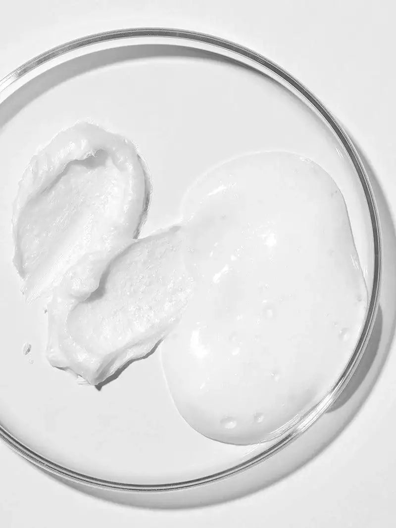 Reinigingsgel van Cica Cleanser in ronde kom, romige witte substantie