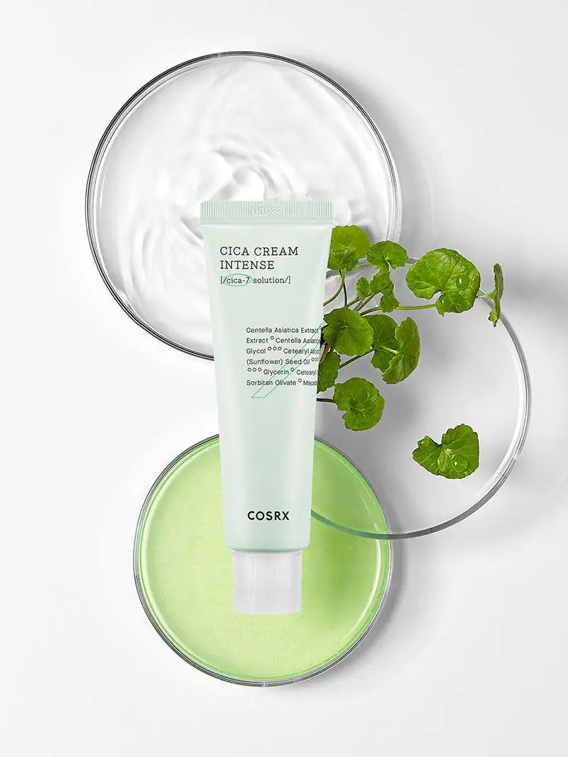 COSRX Cica crème Intense tube met groene bladeren rondom in glazen kom