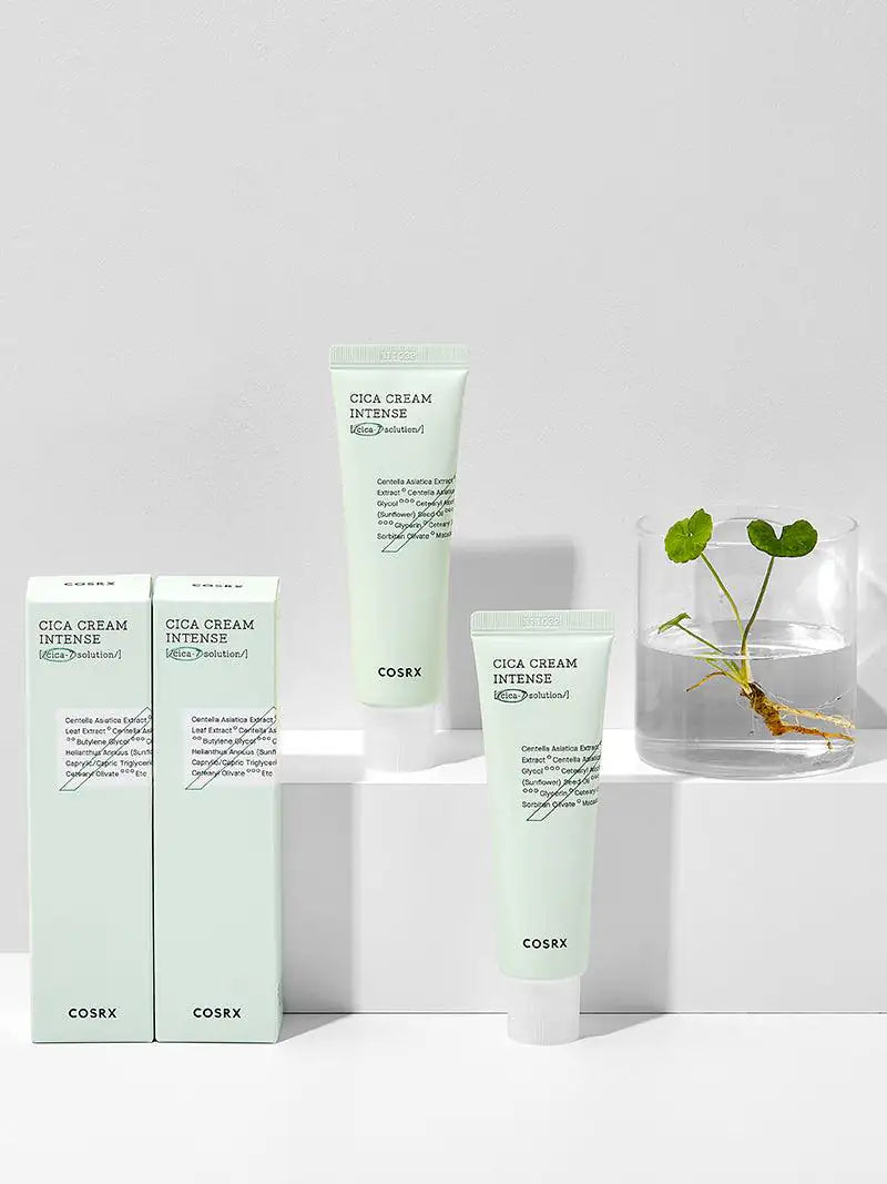 COSRX Cica crème Intense tubes en dozen op sokkel, mintkleurige tube