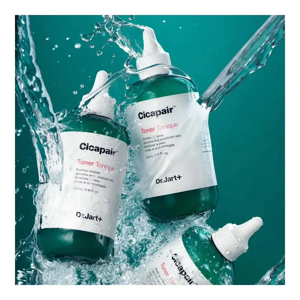 Dr. Jart+ Cicapair Toner Cicapair tonerflessen met groene vloeistof, spetters en witte dop in beeld